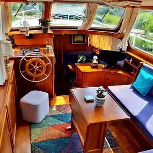 https://motor-yacht-amstelle.amsterdamhotelsnl.com