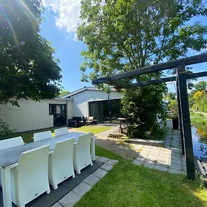 https://free-standing-bungalow-between-haarlem-and-amsterdam.amsterdamhotelsnl.com